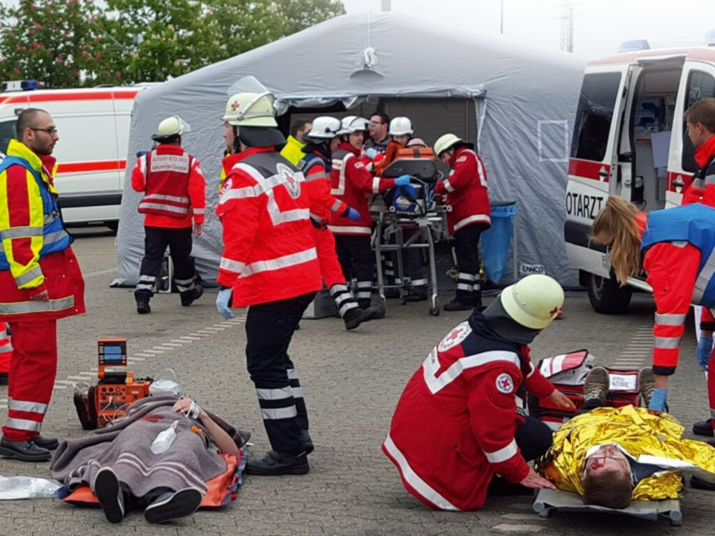 rettungsdienst-team-sanitaeter-krankenwagen